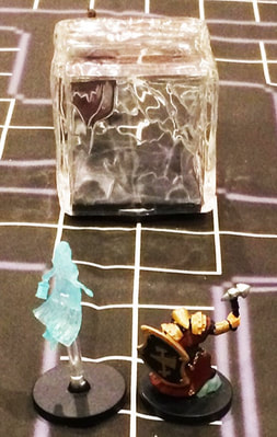 Garrus and Wanda confront a Gelatinous Cube (D&D minis)